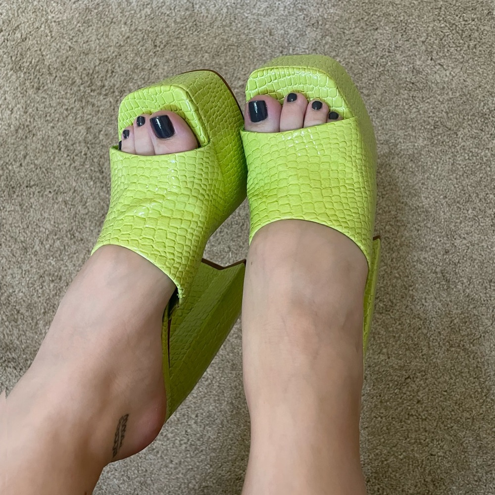Shultz brand platform lime green summer heel sandal new never worn